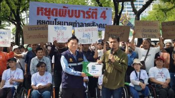 ภาคประชาชนบุกทำเนียบ ยื่นหนังสือถึงนายกฯ หยุดนโยบายเปิดขายน้ำเมาถึงตี 4