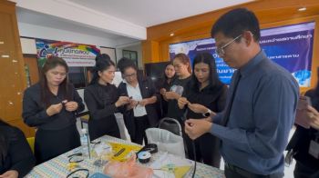 สกร.มหาสารคาม สอนทำ ‘โบว์ริบบิ้นดำ’ สำหรับติดเสื้อถวายอาลัยในกรณีไม่มีชุดดำ