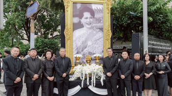 คณะผู้บริหาร และพนักงานกลุ่มบริษัท เอ็ม บี เค ร่วมเฝ้าฯ รับเสด็จในหลวง-พระราชินี และพระบรมวงศานุวงศ์ เชิญพระบรมศพสมเด็จพระพันปีหลวง ไปยังพระบรมหาราชวัง