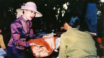 น้อมรำลึกในพระมหากรุณาธิคุณ  ‘สมเด็จพระบรมราชชนนีพันปีหลวง’ โครงการในพระราชดำริ ‘มูลนิธิส่งเสริมศิลปาชีพฯ’ ศิลปหัตกรรมจากฝีมือชาวไร่ชาวนา