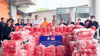 \'วัดพระธรรมกาย\'ร่วมมอบถุงยังชีพ ช่วยเหลือผู้ประสบอุทกภัย-ครัวเรือนเปราะบางพื้นที่ปทุมธานี