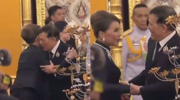 \'ในหลวง\'ทรงคม-ทรงสวมกอด \'ทูลกระหม่อมหญิงอุบลรัตน์\' ขณะเสด็จพระพิธีธรรมฯ