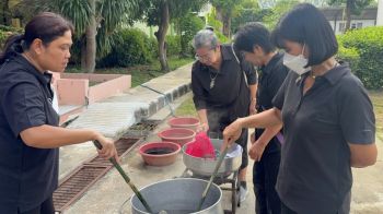 อ่างทองรวมใจ! ‘ย้อมผ้าดำฟรี’ ช่วยประชาชนลดภาระค่าใช้จ่ายช่วงไว้ทุกข์