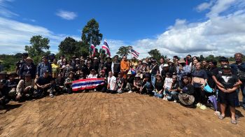 กลุ่มคนไทยรักชาตินับ 100คนแห่เดินทาง ให้กำลังใจนาวิกโยธินตราด ที่บ้าน 3หลัง
