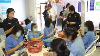 ผู้ต้องขังเบตงร่วมใจ! ทำริบบิ้นสีดำ 3,000 ชิ้น ถวายอาลัย ‘สมเด็จพระพันปีหลวง’