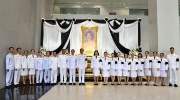 ศาลยุติธรรมจัดพิธีลงนาม แสดงความอาลัยเบื้องหน้าพระฉายาลักษณ์\'พันปีหลวง\'