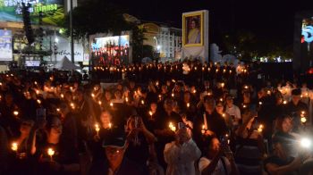 โคราชรวมใจจัดงาน! \'แสงเทียนแห่งโคราช\' ลอยกระทงถวายอาลัย \'สมเด็จพระพันปีหลวง\'