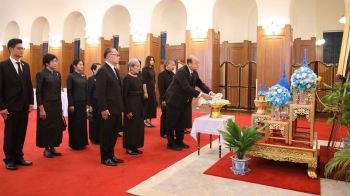 ราชสกุล ประชาชนทั้งชาวไทย ต่างประเทศ เข้าถวายสักการะเบื้องหน้าพระฉายาลักษณ์พระบรมศพ ‘สมเด็จพระพันปีหลวง’