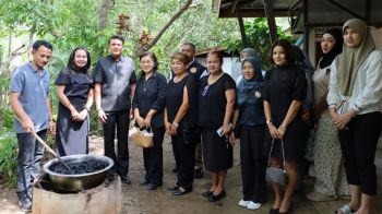 กระบี่รวมใจ! OTOP เปิด 7 จุด ‘ย้อมผ้าฟรี’ ถวายพระราชกุศล ‘สมเด็จพระพันปีหลวง’