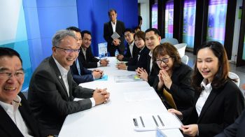 \'คุณแม่นัยนา\'นำทีม! จูงมือลูก\'ภคอร-สรกฤช\'ซบ ปชป. หวัง\'เปลี่ยนคำบ่นเป็นผลงาน\'