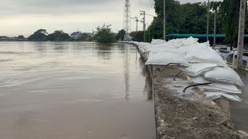 อ่างทองวิกฤต! เทศบาลฯเร่งวางแบร์ริเออร์ปิดถนนรับมือน้ำหลากข้ามพรหมบุรีไหลเข้าพื้นที่