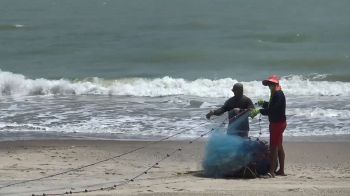 สองหนุ่มใช้เวลาว่าง ลุยจับปลากระบอก ส่งขายร้านรายได้งาม