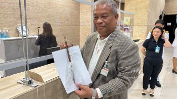 \'วัชระ\'บุกสภาอีกรอบ นำเศษพื้นไม้ผุพังยื่น\'วันนอร์\'เป็นหลักฐาน ยันไม่ใช่ไม้ตะเคียนทอง