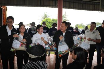 \'ทวี สอดส่อง\'ลงพื้นที่ให้กำลังใจชาวอ่างทองประสบภัยน้ำท่วม 400 หลังคาเรือน