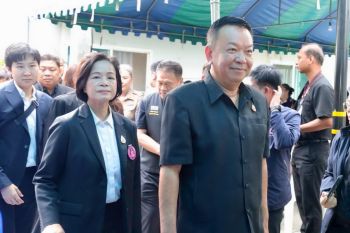 ‘อธิบดีกรมฝนหลวง’ ร่วมคณะ \'รองฯธรรมนัส\' ลงพื้นที่ตรวจเยี่ยมชุมชนและมอบบ้านมั่นคงสหกรณ์ สามัคคีติวานนท์