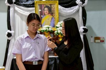 ​‘จิตอาสา มมส’ ทำโบว์ถวายความอาลัย แด่สมเด็จพระบรมราชชนนีพันปีหลวง