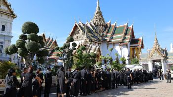 พสกนิกรกราบถวายอาลัย พระพันปีหลวง เนืองแน่นในช่วงวันหยุด