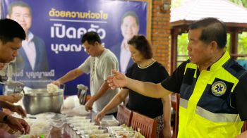 โรงครัว\'บุญญามณี\'เดินเครื่องเต็มสูบ เร่งผลิตอาหารแจกผู้ประสบภัยน้ำท่วมนับหมื่นกล่อง พร้อมน้ำดื่มไม่อั้น