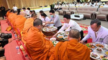 รพ.เจริญกรุงประชารักษ์ จัดพิธีทำบุญตักบาตรเนื่องในโอกาสครบรอบ 54 ปี