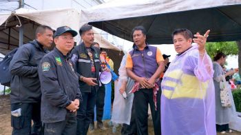 กรมปศุสัตว์ ลงพื้นที่ลุยน้ำท่วม ขนเสบียงยังชีพส่งถึงมือพี่น้องประชาชนจังหวัดสงขลา