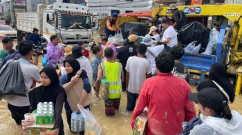 จัดเต็ม\'แซนวิชทูน่า-เหนียวไก่\' แจกผู้ประสบภัยน้ำท่วมหาดใหญ่