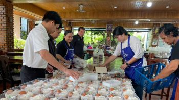 \'นิพนธ์–สรรเพชญ\' จัดอีก 2 หมื่นชุด \'ข้าวกล่อง-เหนียวไก่-แซนวิชทูนา\'พร้อมน้ำดื่ม ช่วยผู้ประสบอุทกภัย