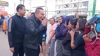 \'อดีตนายกฯสภาทนายความ\'ลงพื้นที่มอบของยังชีพช่วย ปชช.ที่เดือดร้อนจากภัยน้ำท่วม