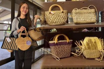 เปิดอบรมทำกระเป๋าจากผักตบชวาเสริมรายได้ผู้ประสบภัย