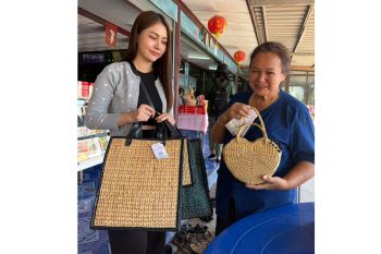 ‘กระเป๋าแห่งหัวใจ’ เปลี่ยนผักตบชวาที่ไร้ค่า…มาเป็นพลังช่วยผู้ประสบภัย