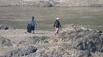 ชาวบ้านริมน้ำสาละวิน มึนข้อมูลราชการสุดสับสน ไม่แน่ใจปลา-พืชริมน้ำกินได้หรือไม่