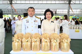 \'สุทธิพงษ์ จุลเจริญ - ดร.วันดี กุญชรยาคง\' ร่วมพิธีทำบุญตักบาตรเนื่องในวันคล้ายวันพระบรมราชสมภพในหลวงรัชกาลที่ 9