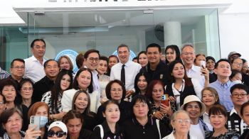 พยุงศักดิ์พาผู้ประกอบการ มอบเสื้อผ้า 10,000 ชุด ให้ชาวหาดใหญ่