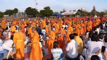 ‘ลำปาง’จัดตักบาตรพระ 1,000 รูป ปีที่ 14 ถวายเป็นพระราชกุศล-ฉลอง 1,345 เมืองลำปาง ช่วยน้ำท่วมใต้