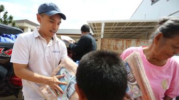 ‘บ้านปู’มอบ 2 ล้านบาท ลงพื้นที่เยี่ยมครอบครัวพนักงานและประชาชนที่ได้รับกระทบน้ำท่วมใต้
