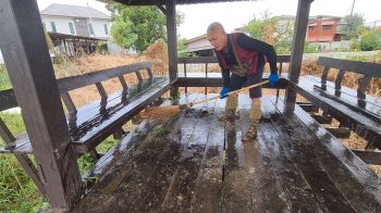 แห่ชื่นชมลุงวัย69ปี ตัดหญ้าล้างขี้นก ดูแลศาลาริมทางฟรี