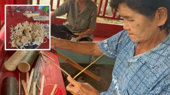 ชาวบางเจ้าฉ่า ‘สานดอกมะลิไผ่สีสุก’ ถวายอาลัยปัญญาสมวาร ‘สมเด็จพระพันปีหลวง’