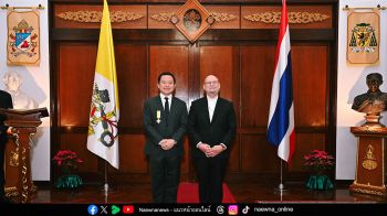 สมเด็จพระสันตะปาปาเลโอที่ 14 พระราชทานเครื่องราชอิสริยาภรณ์ให้แก่ ฐาปน สิริวัฒนภักดี