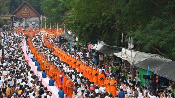 ‘เขาใหญ่’ตักบาตรพระ 1,000 รูป ต้อนรับปีใหม่-นำของบิณฑบาตช่วยผู้ประสบภัยทั่วไทย