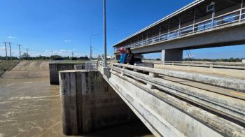 ชป.พิษณุโลก-ลงพื้นที่! ‘ปตร.วังสะตือ-ท่านางงาม’ เร่งกักเก็บน้ำรับมือฤดูแล้ง