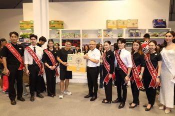 สค.มอบรางวัลผู้โชคดี ร่วมกิจกรรมล้วงไข่ไดโนเสาร์ ณ บูธกระทรวง พม. ภายในงานกาชาดประจำปี 2568