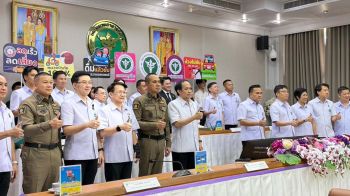 ‘ผู้การนนทบุรี’พร้อมรองผู้การฯ ร่วมรณรงค์เตรียมพร้อมรับมือช่วงปีใหม่ ขับขี่ปลอดภัย ลดอุบัติเหตุ