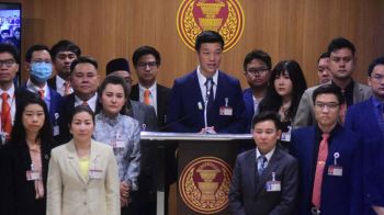 การเมืองที่พูดก่อนเห็นหน้าไพ่  ความเสี่ยงของ ‘พรรคส้ม’ ในสนามเลือกตั้ง