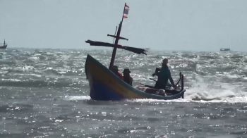 ประมงสงขลาฝืนคลื่นลมแรง ‘ออกหาปลา’ หลังอุตุใต้เตือน