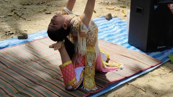 หนูน้อยสร้างรายได้ โชว์มโนราห์ตัวอ่อน กลางแหล่งท่องเที่ยว