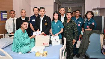 ‘มูลนิธิป่อเต็กตึ๊ง’นำกระเช้าเข้าเยี่ยม-มอบเงินปลอบขวัญทหารบาดเจ็บจากเหตุปะทะชายแดนไทย-เขมร