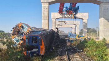 สลด!ดับสยอง32ศพ/เจ็บหลายราย เครนถล่มทับรถไฟ โครงการรถไฟความเร็วสูง ช่วงก่อสร้างอ.สีคิ้ว-โคราช