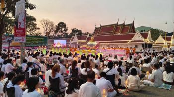 พระธรรมยาตรา นำชาวนนท์เรือนหมื่นจุดประทีปธรรม เจริญจิตภาวนาอุทิศถวายพระพันปีหลวง