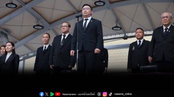 อธิการบดีบ้านสมเด็จฯรวมดวงใจชาวบ้านสมเด็จฯร้องเพลงถวายความอาลัย และ แปรอักษรเทิดพระเกียรติ  ด้วยสำนึกในพระมหากรุณาธิคุณ \'สมเด็จพระพันปีหลวง\'