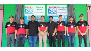 คณะผู้ผลิตชิ้นส่วนอีซูซุ  มอบ 900,000 บาท สนับสนุน 3 โรงเรียน