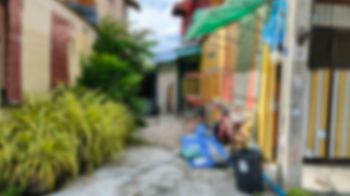 ป้ามหาภัยยึดจุดกลับรถ ส่วนลูกชายคลุ้มคลั่งไล่ทุบบ้าน คนผวาแห่ย้ายหนี